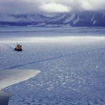 عکس کشتی در یخ های قطبی